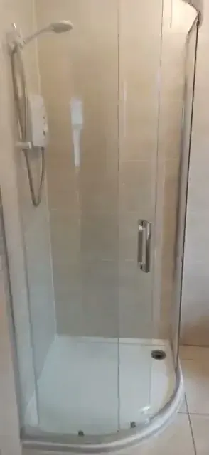 Fitted curved shower enclosure, shower tray and electric shower
